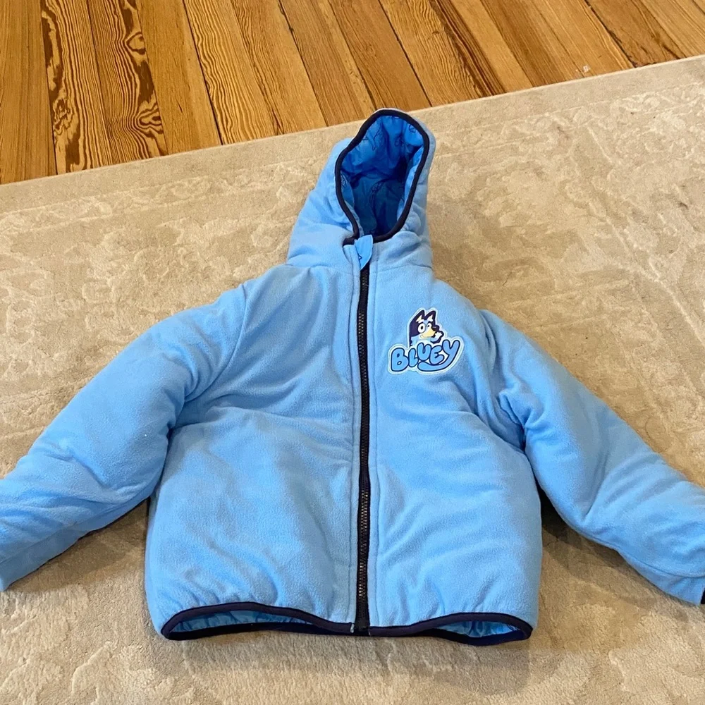 Bluey reversible Blue Kids Puffer Jacket… size 6/7